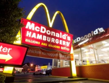 Πελάτες εναντίον υπαλλήλων σε McDonald's - Aναψαν τα αίματα και ο καυγάς γενικεύτηκε (βίντεο)